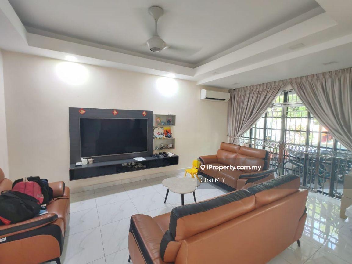 Extended front and back, well maintain, move in condition, freehold