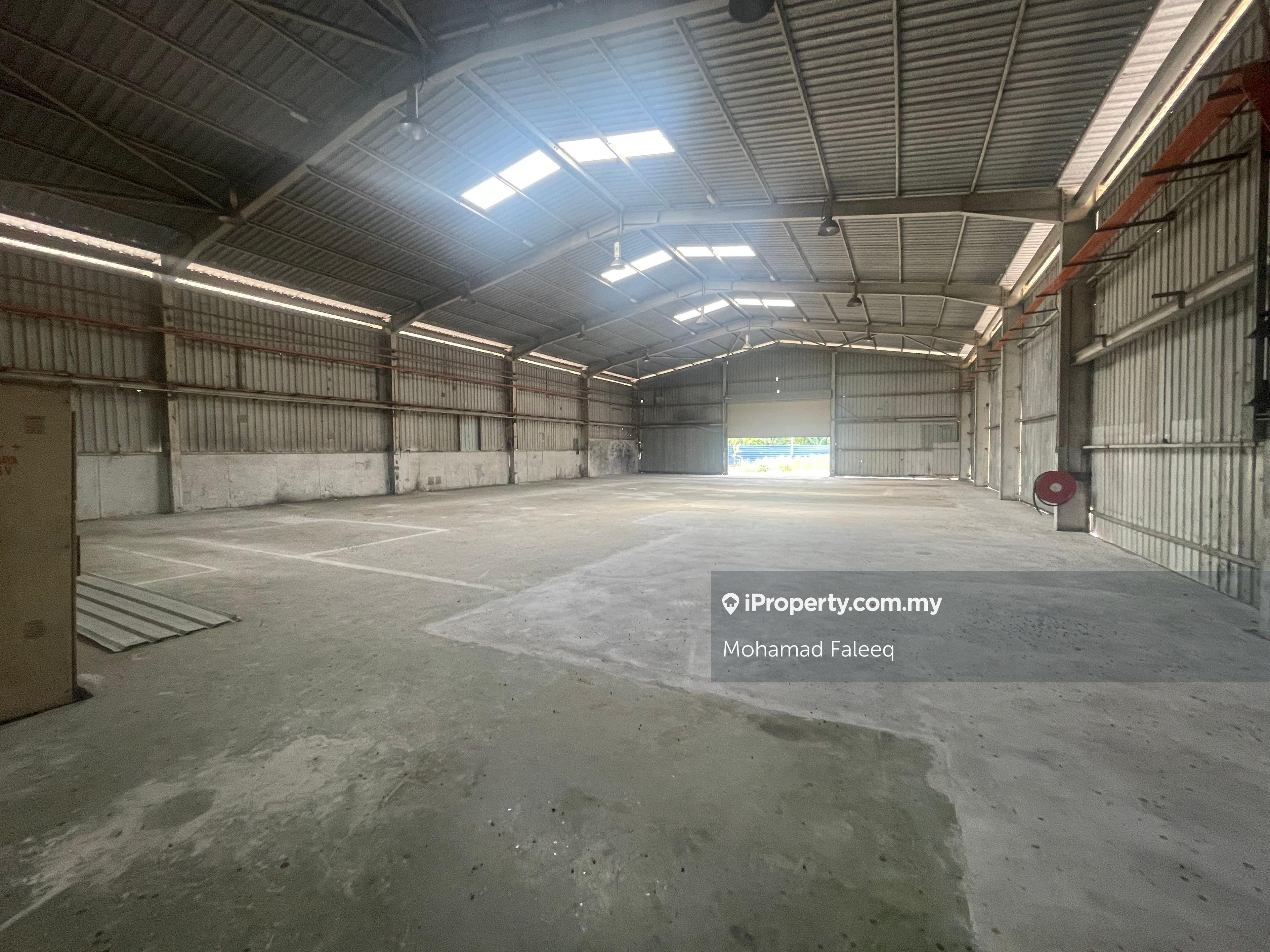 Big vacant space, suitable for workshop use
