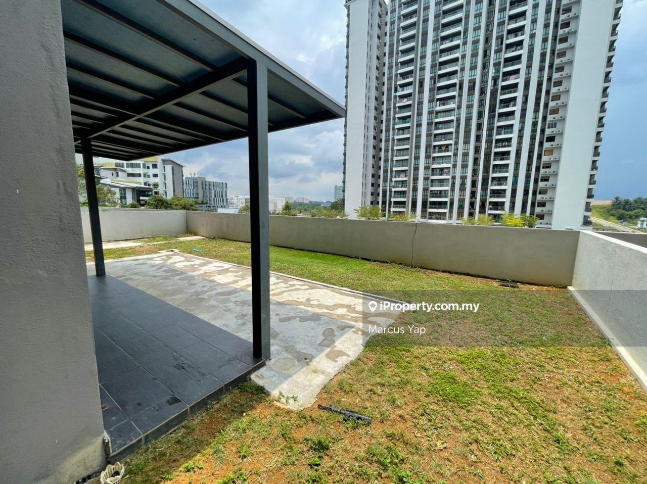 Private Garden unit with 3 car park
