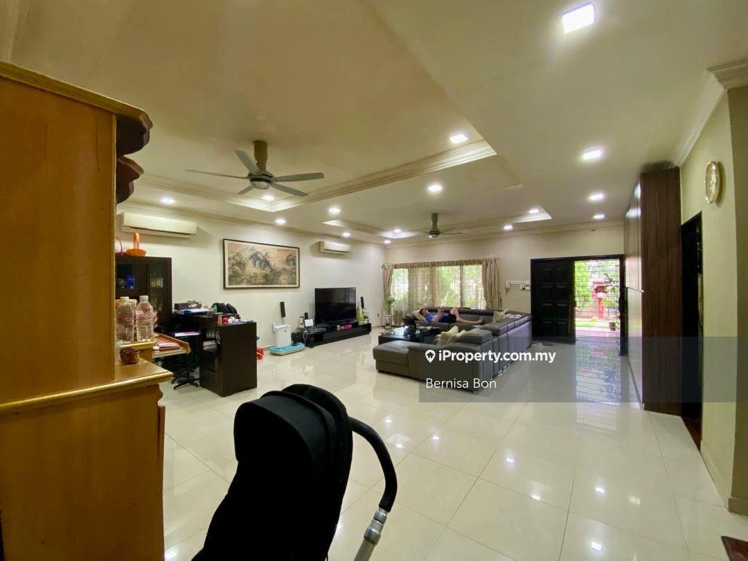 24 hrs guarded community, private pool , renovated well kept house!