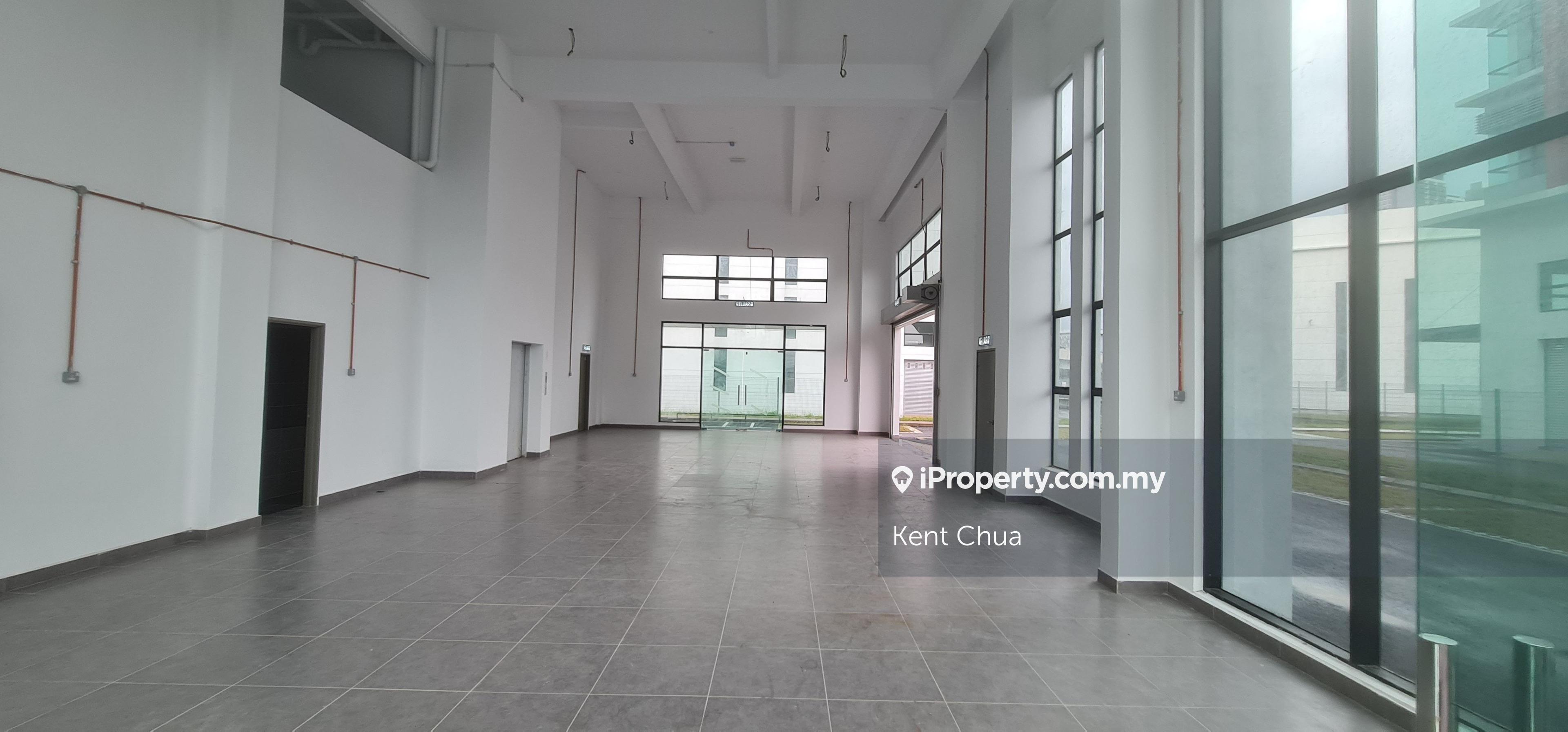 Brand new semi detached factory with 2 tons cargo lift!