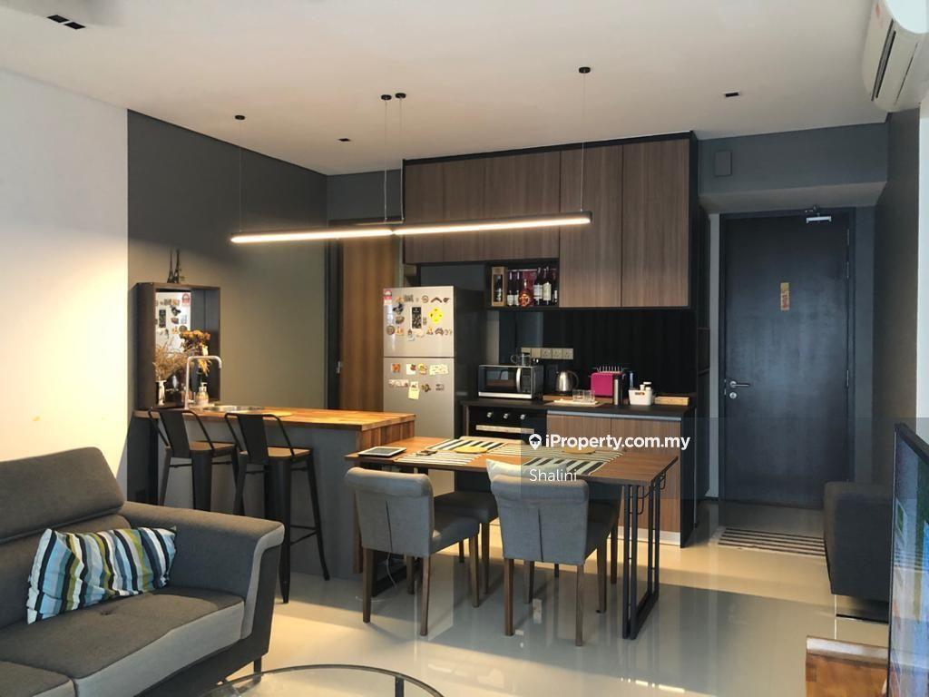 Furnished Fennel unit with 3 parking bays for sale! Price negotiable!