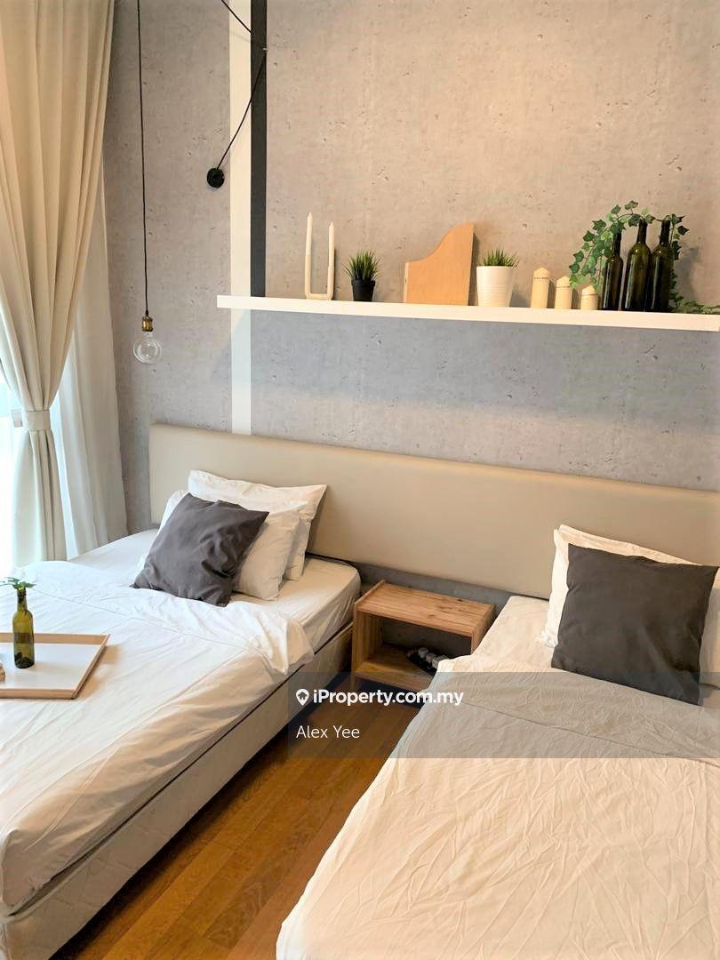 Corner pool view 1r2b full furnish with wifi, nicely renovated dual ky