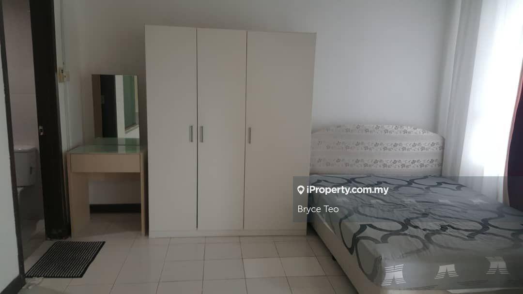 Fully furnished studio available now!