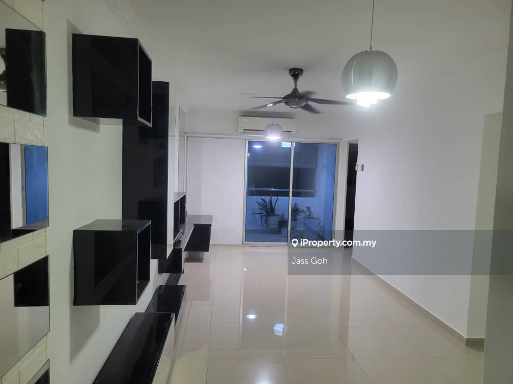 Nicely renovated unit and quality fixture