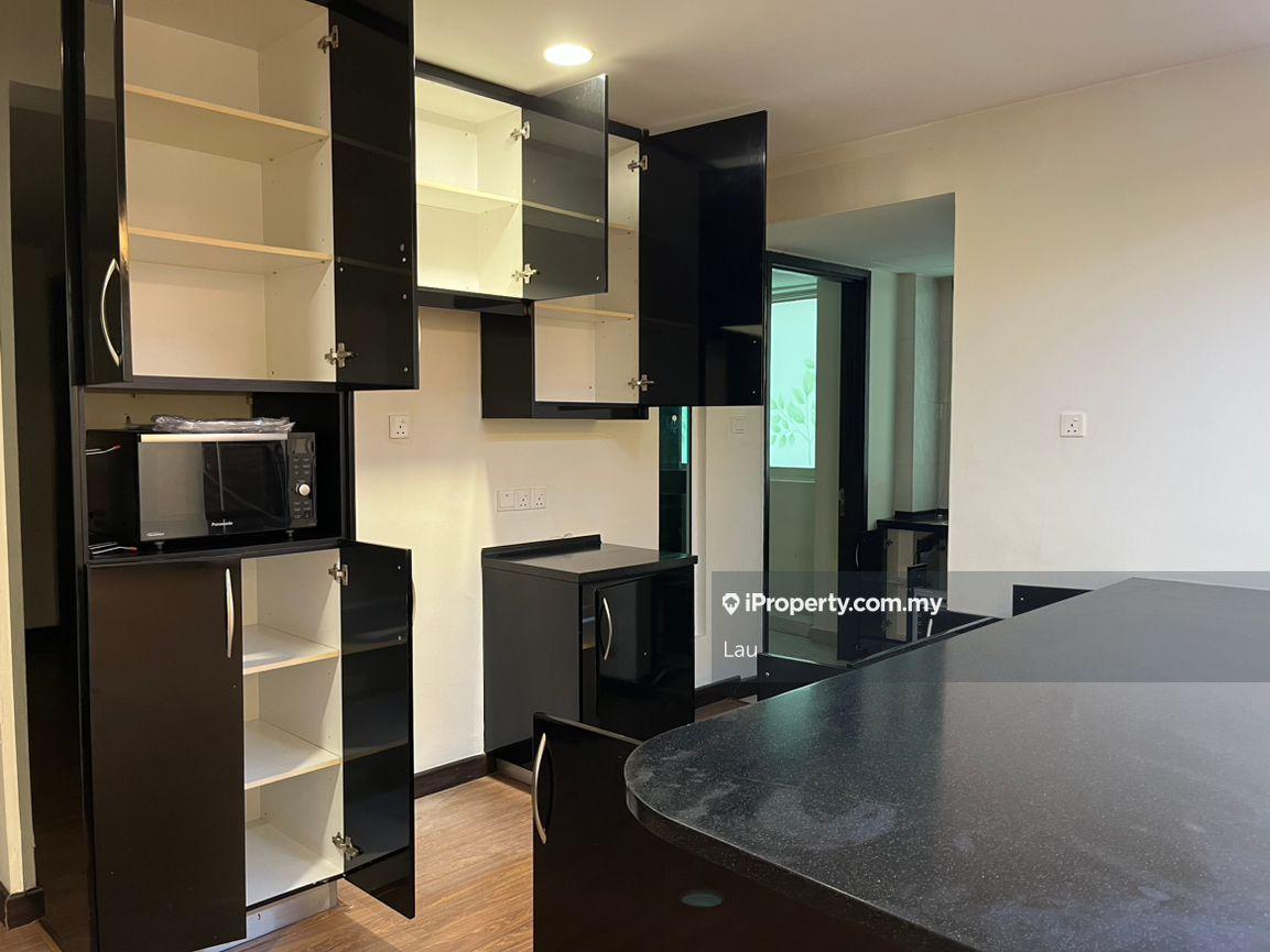 Newly refurbished unit near mid valley 