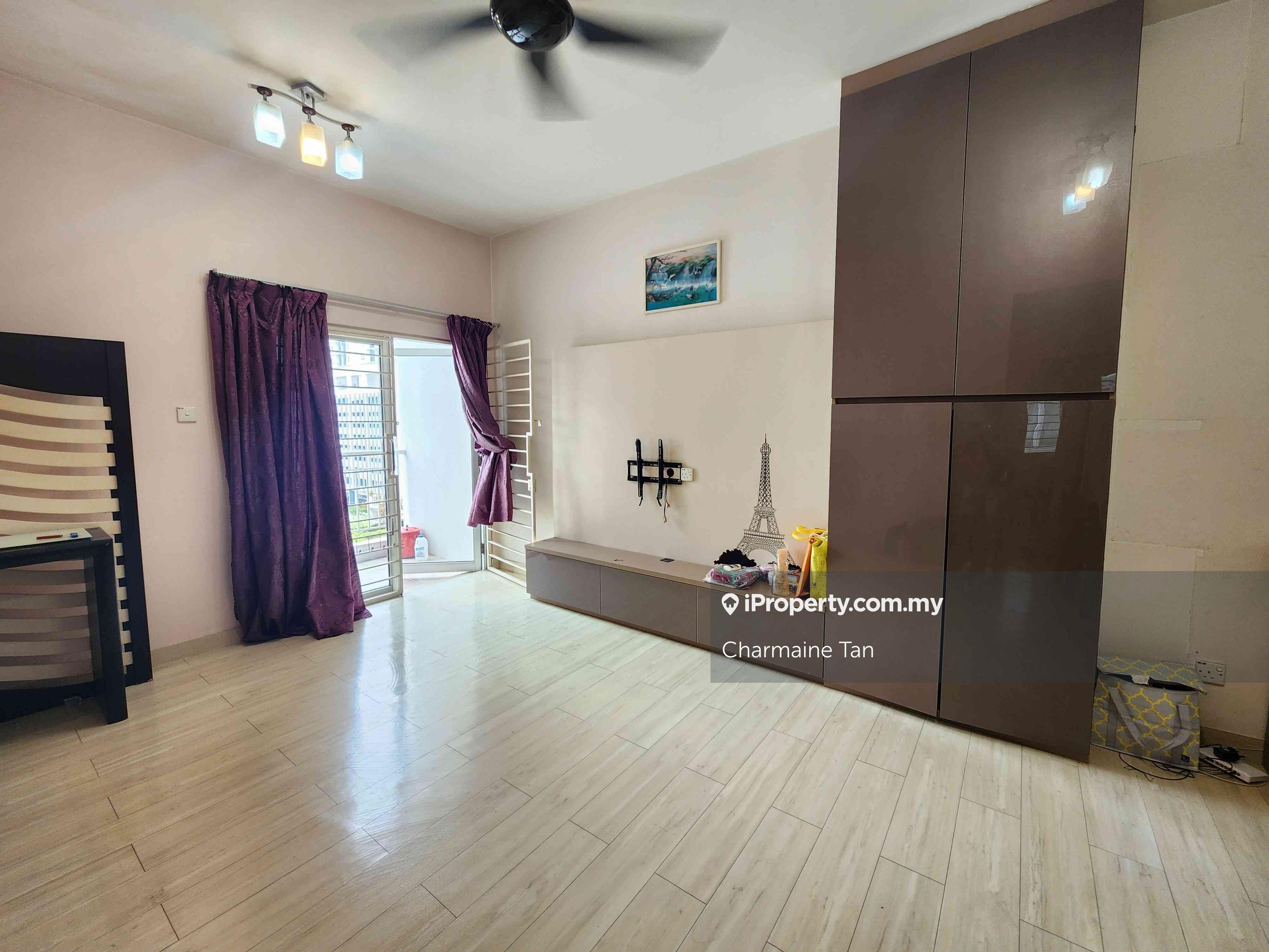 Plaza Menjalara low floor East view near Msuite Vim3 restaurants banks