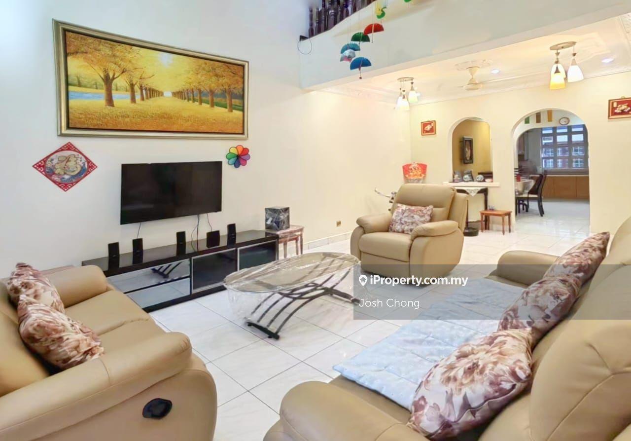 Beautiful 2.5 Storey Home Renovated Extended Well Kept House!