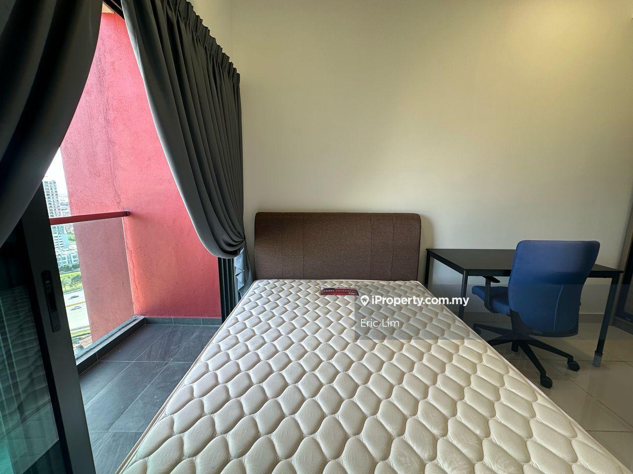 Room with Balcony - Sharing Common Bathroom Free Shuttle Bus Tng