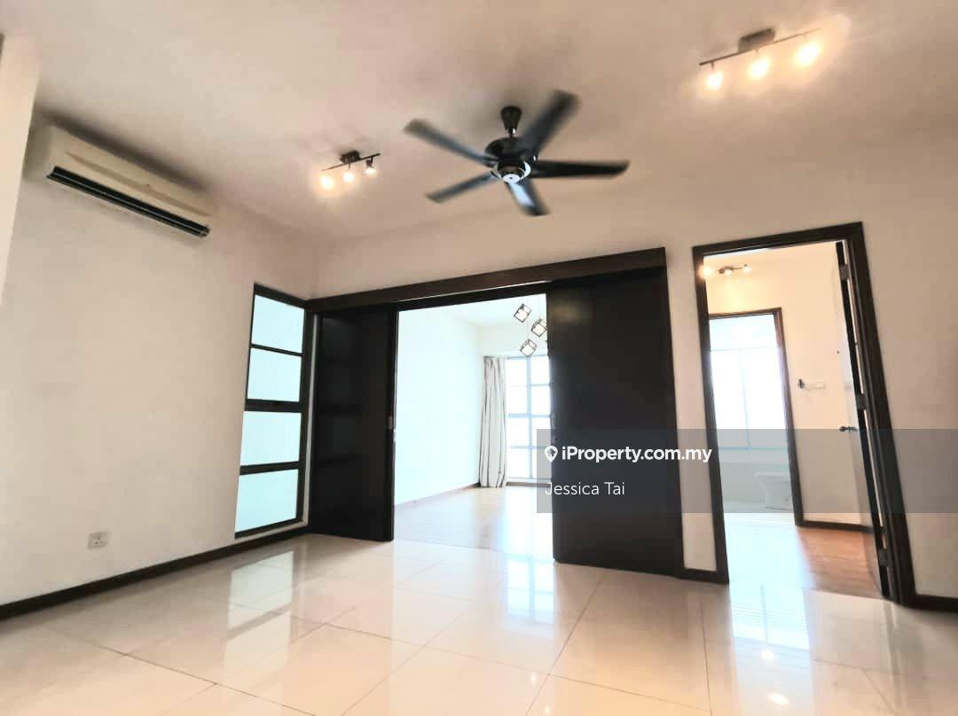 Walking distance to amenities Partly furnished Well kept unit