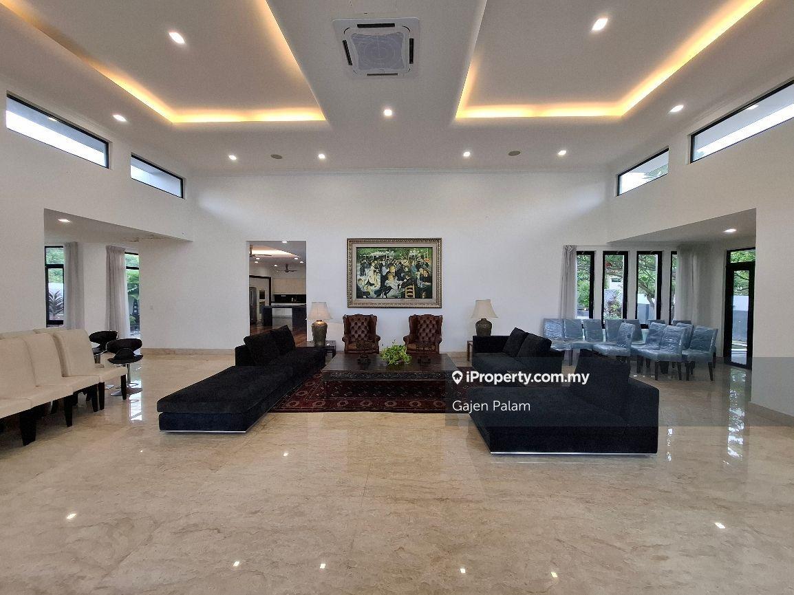 Modern & Cosy Bungalow Tastefully Designed Country Heights, Kajang