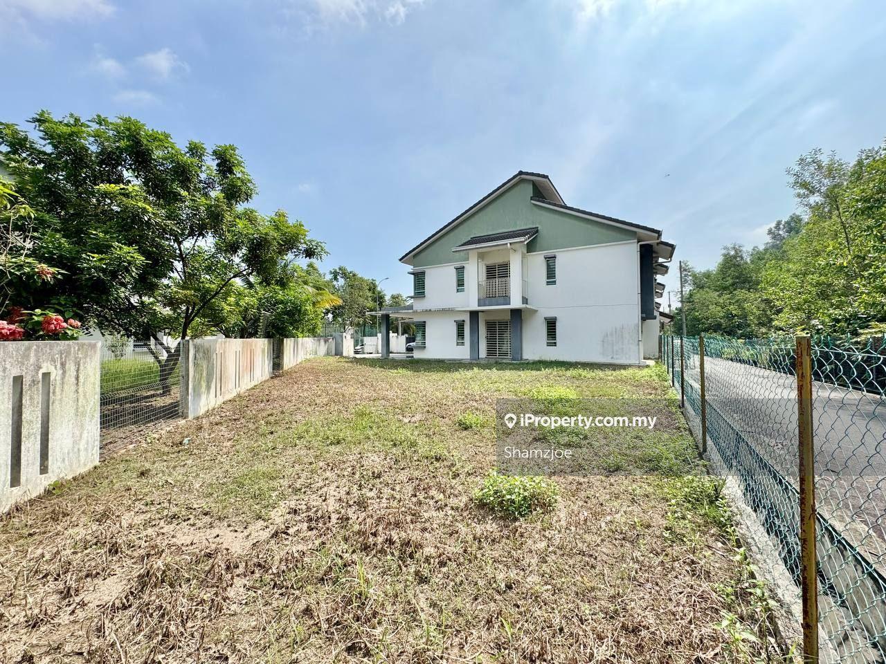 Spacious Corner Lot. Good for Own stay.