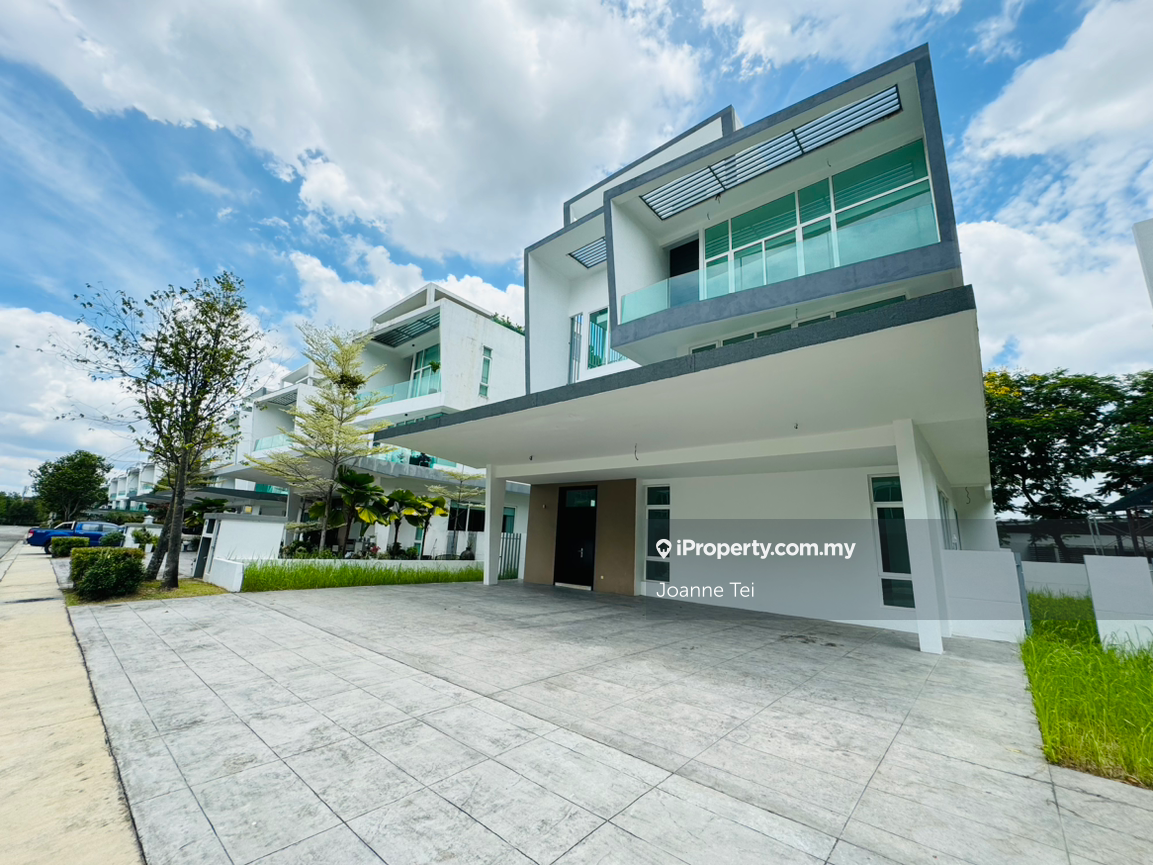 3.5 storey bungalow with lift