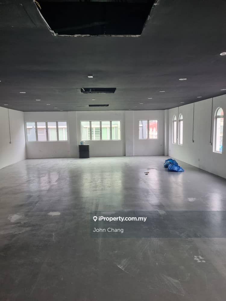 Corner shop office with lift for rent