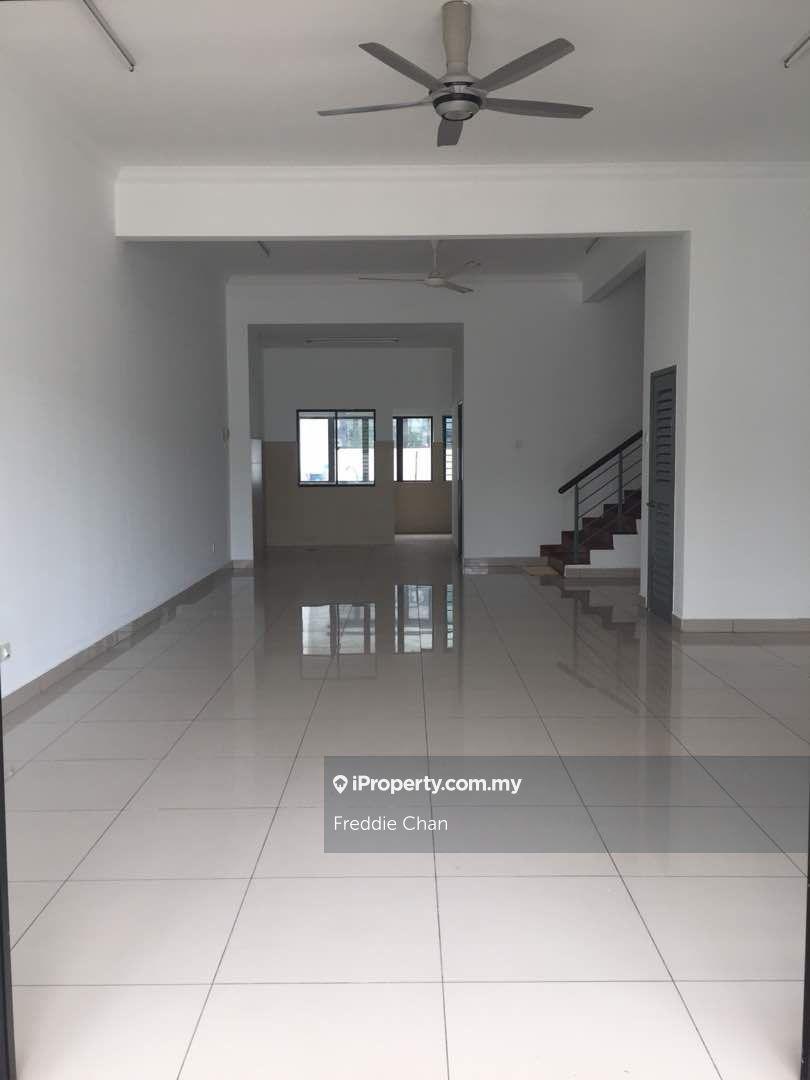 2.5 storeys freehold facing playground basic 5 rooms & 5 bathrooms