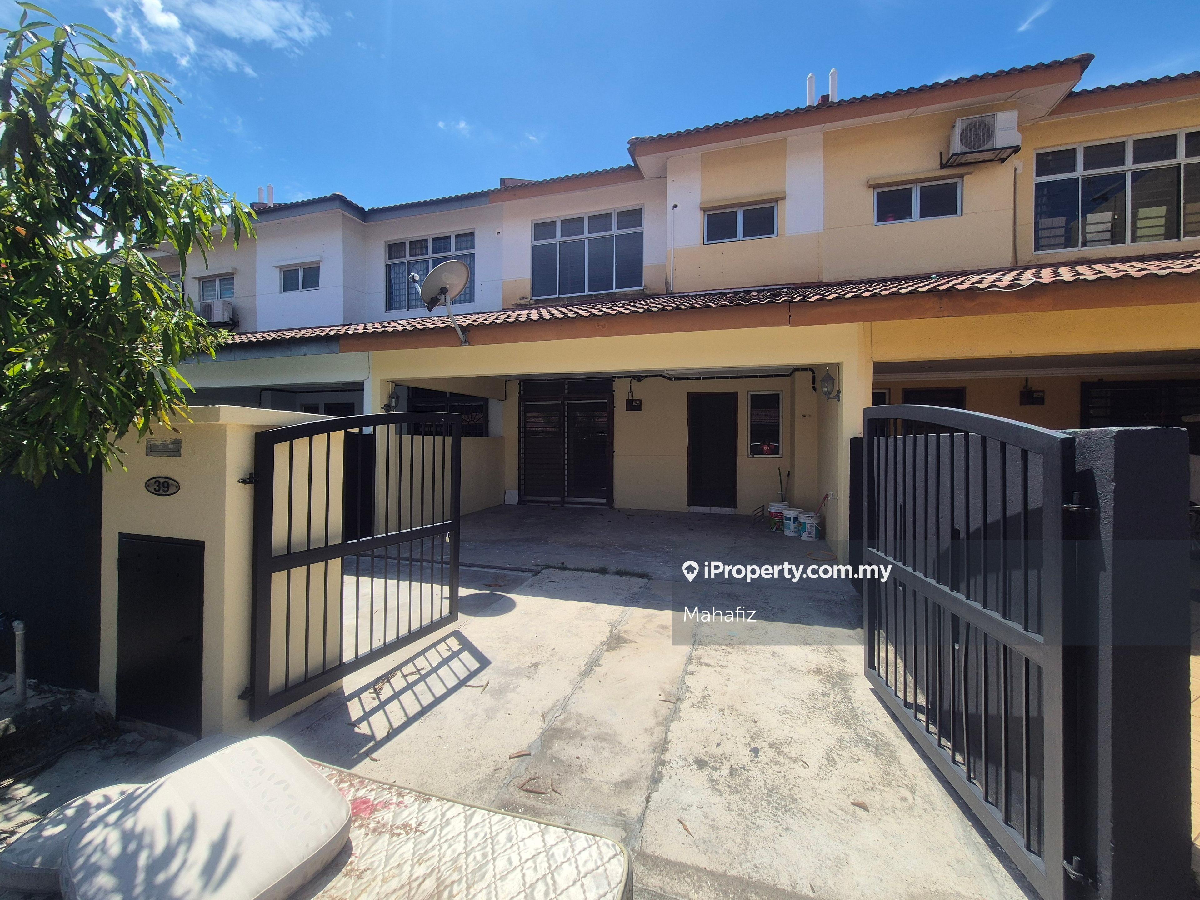 Non bumi lot. Nice repainted house bandar saujana putra