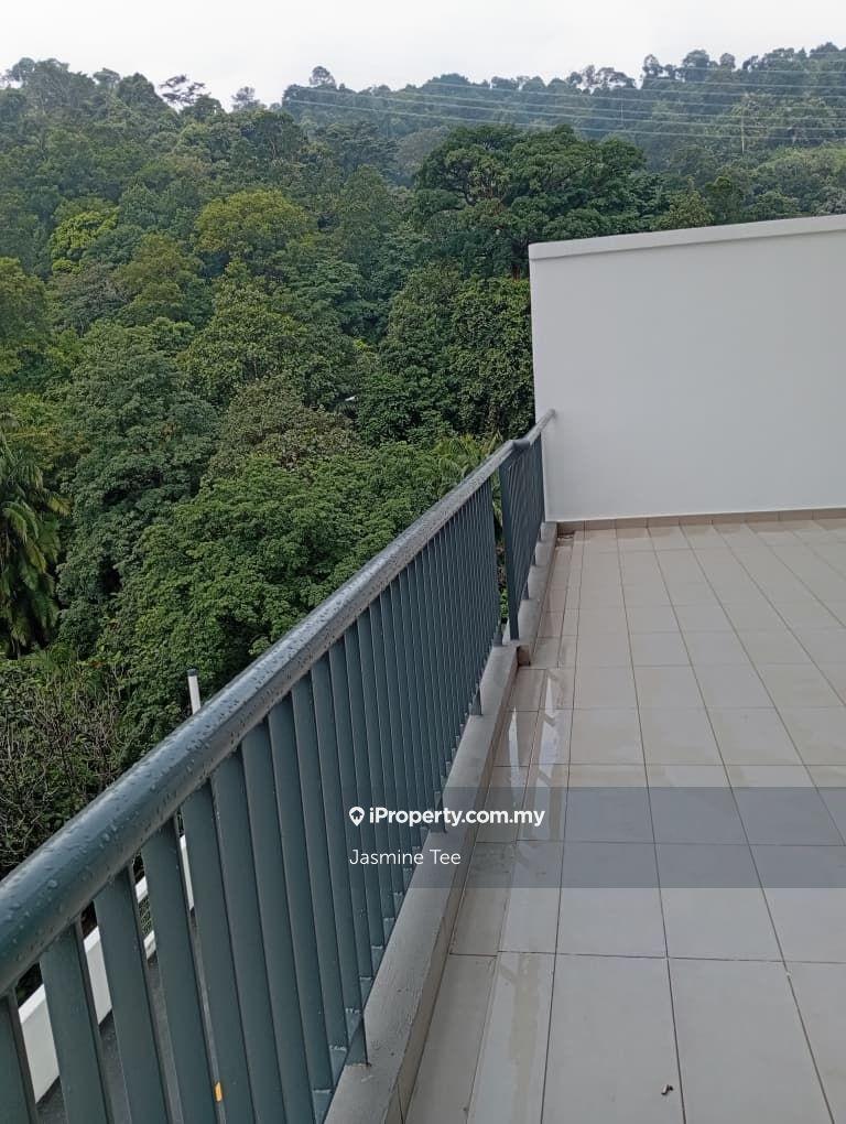 Come with extended balcony, spacious 