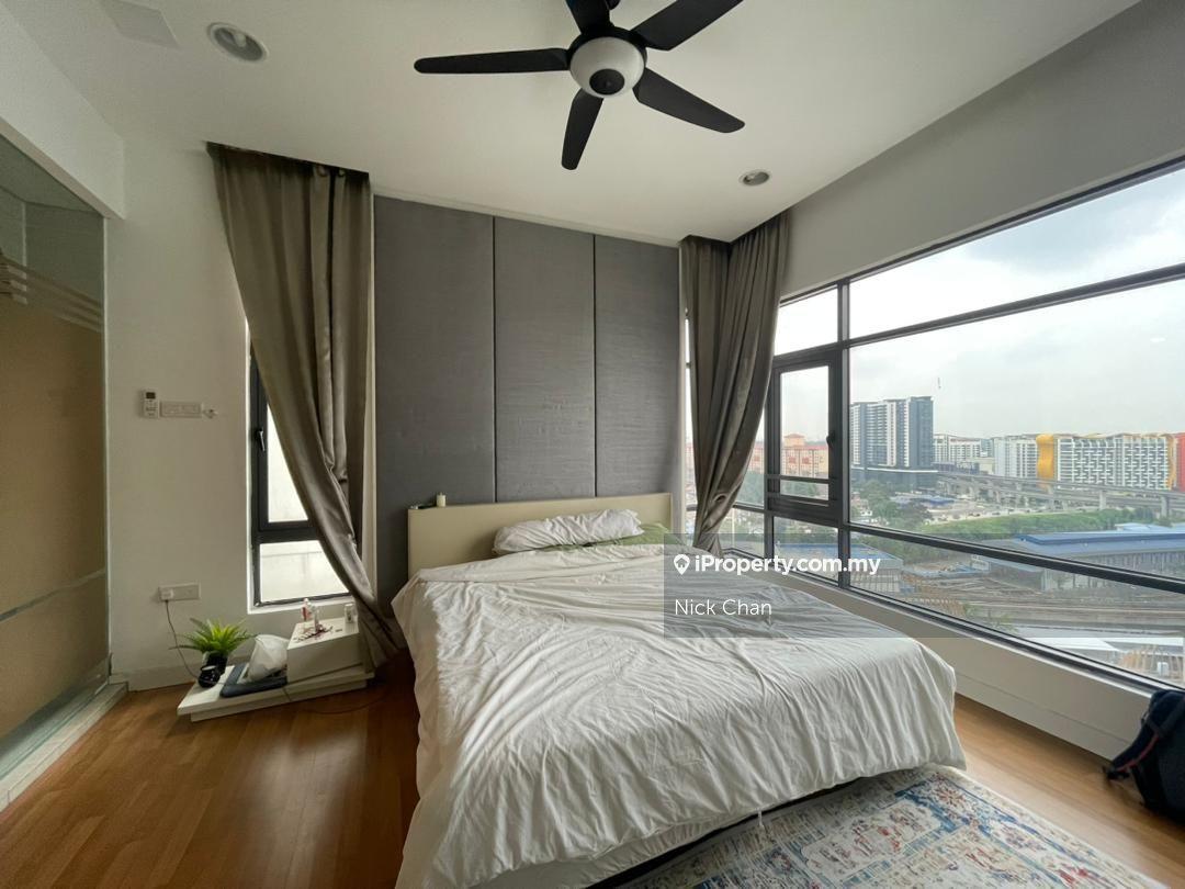 Modern and Spacious Unit with LRT Facilities ( link bridge 3min walk )