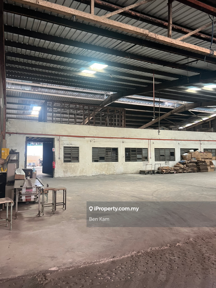 Strategically located. Can be showroom