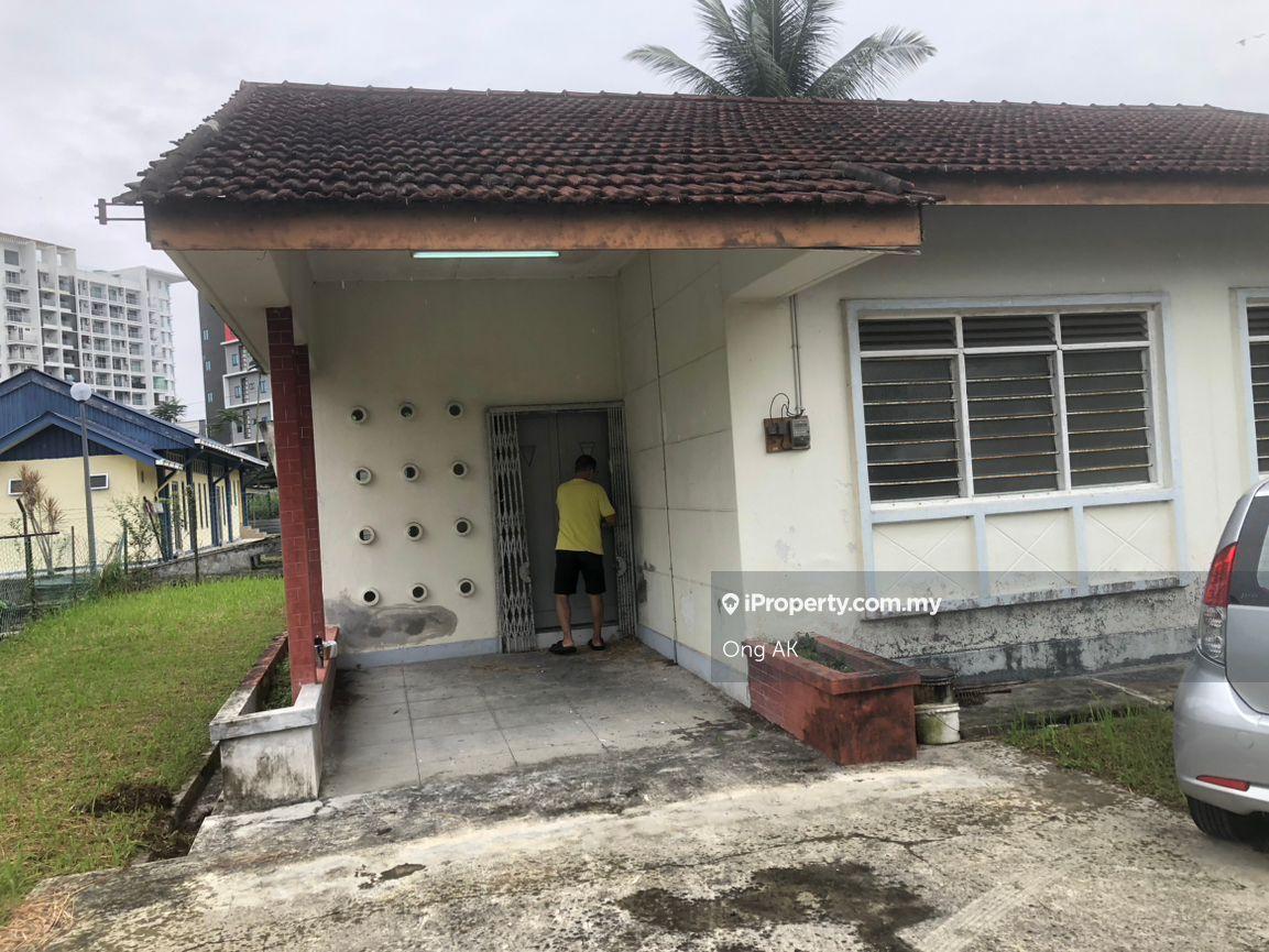 House is just a stone throw away from Kastam dept