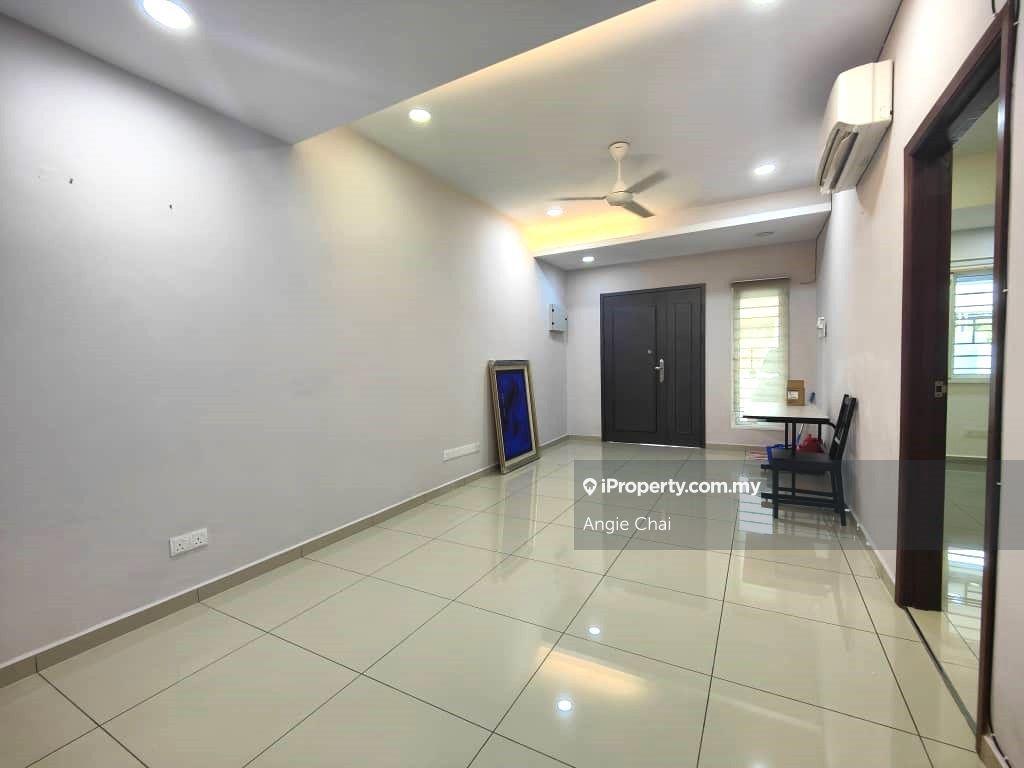 Charming 1.5-Storey Link House at Sea Park