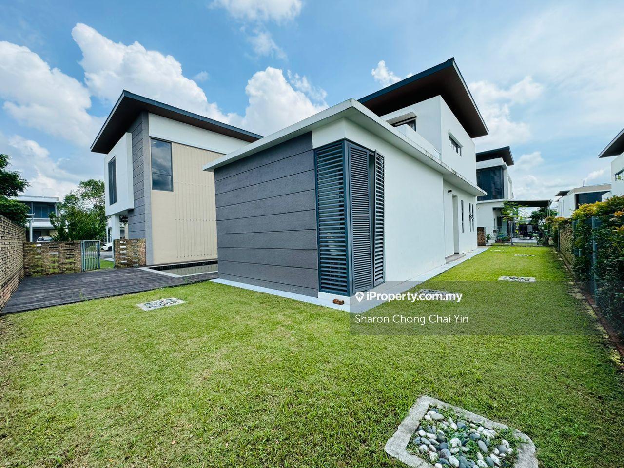Value Buy Noble Park 2 storey bungalow with pool . Good condition !