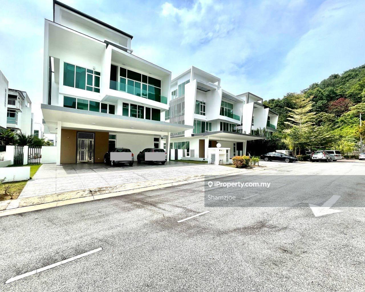 Well Maintained. Move in condition. Guarded community.