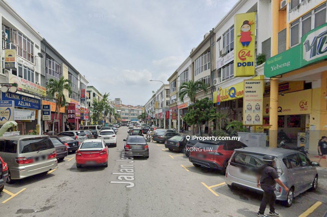 Medan Idaman 1/2 shop of Ground Floor and Mezzanine Floor for Rent