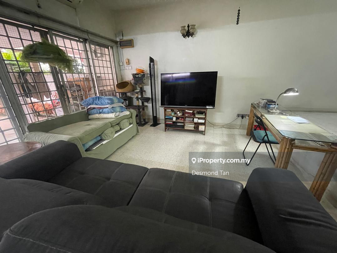 Walking to MRT, Spacious Layout, Freehold