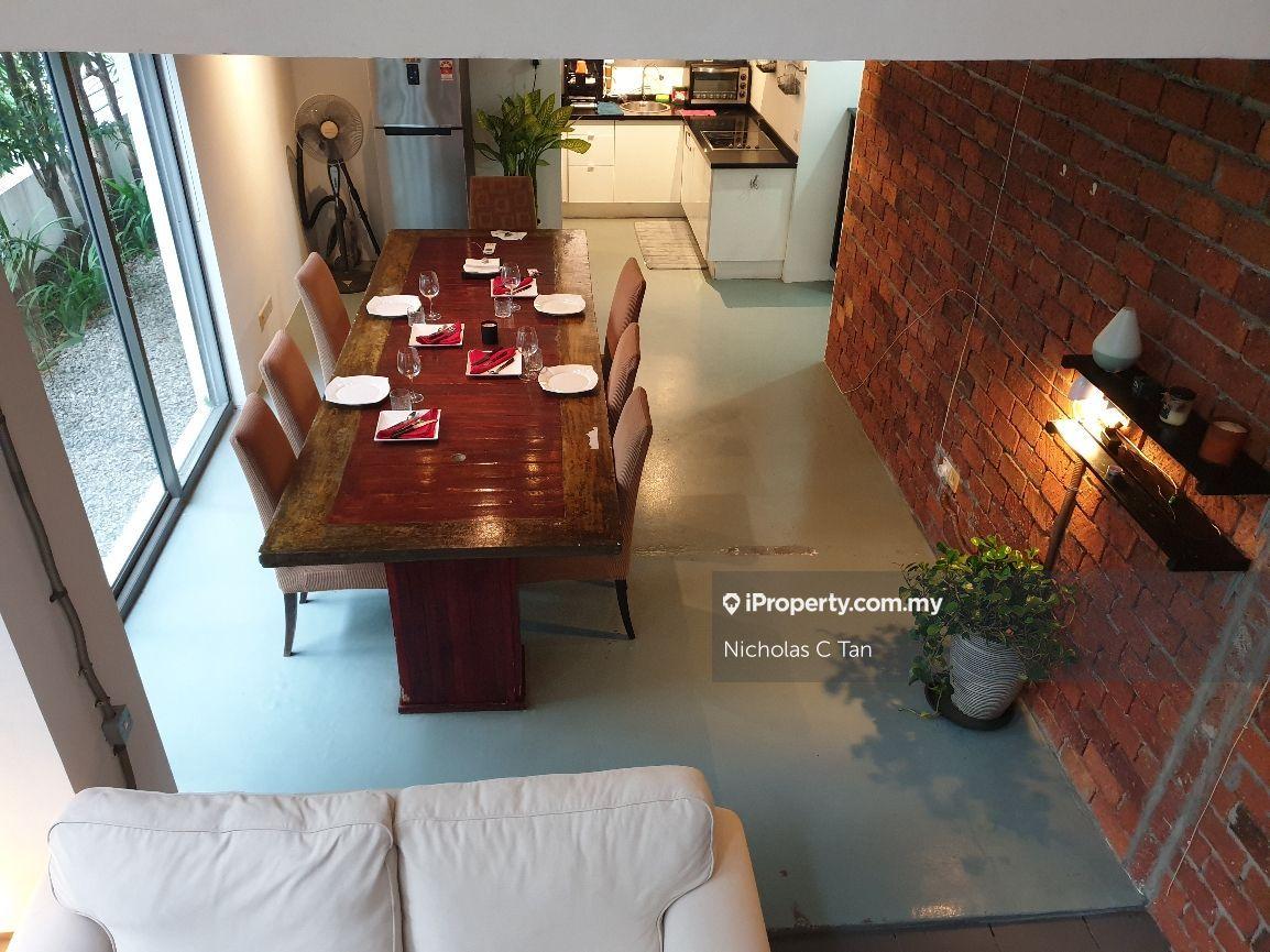 Fully furnished pool view triplex Centrio