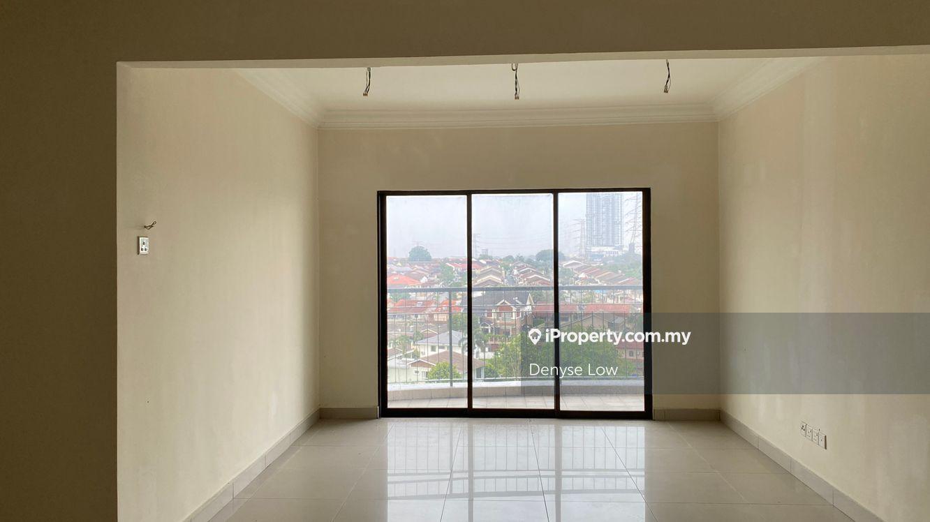 Large Corner unit with 2 covered car parks near Lrt Taman Paramount