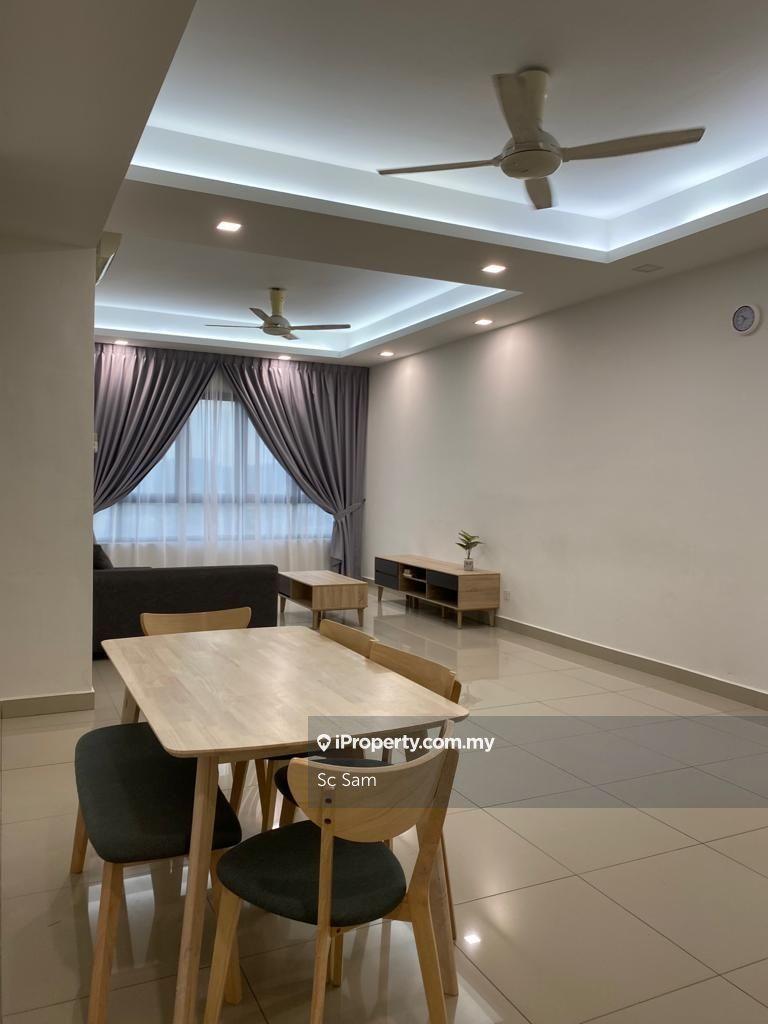 Freehold full furnished 4 rooms with facilities & short walk to Mall