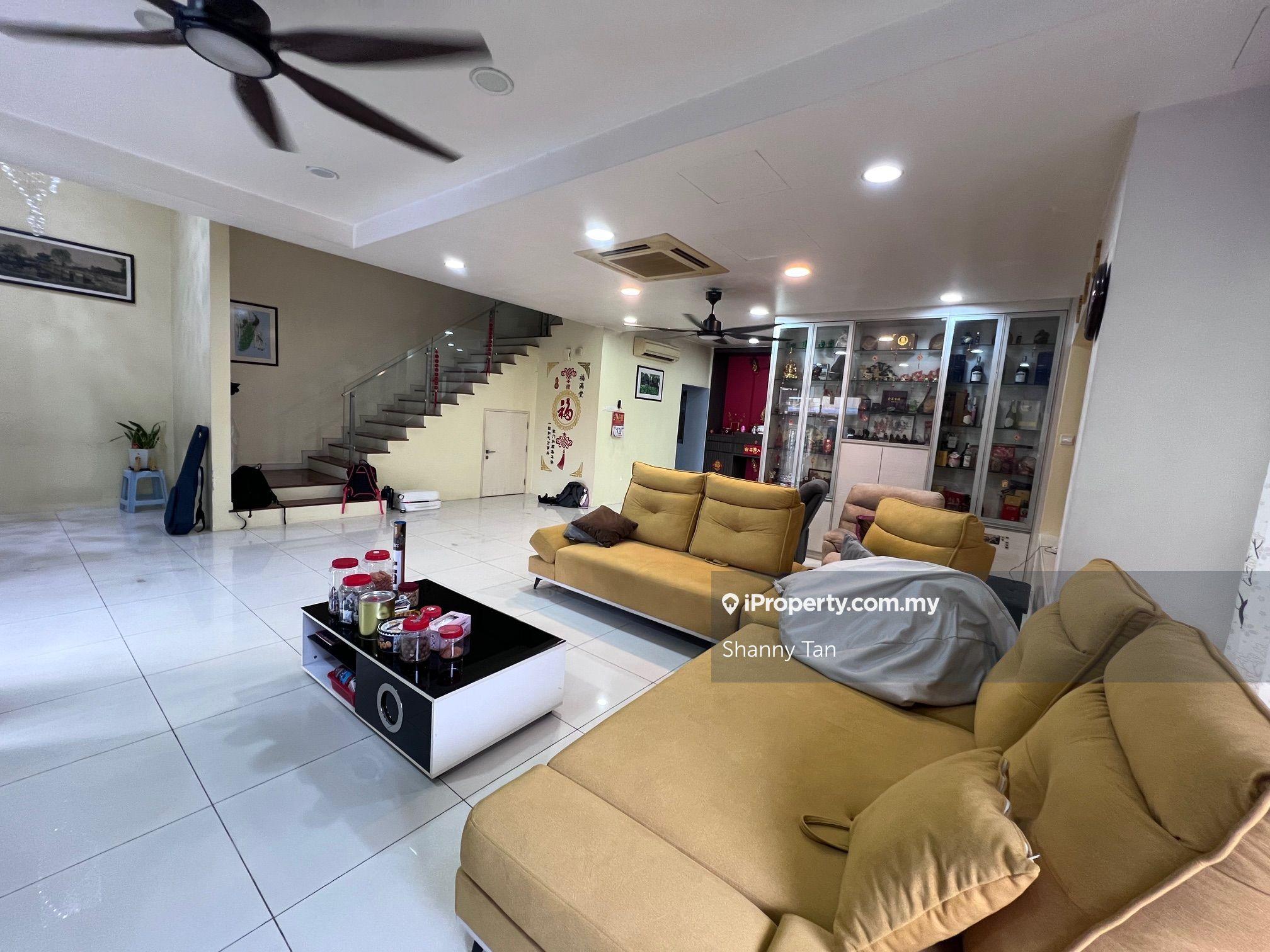 East Park 72 Corner Unit With Good Condition