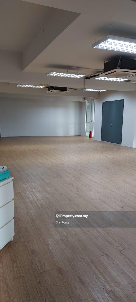 Strategic location, many parking space  and renovated office for rent 