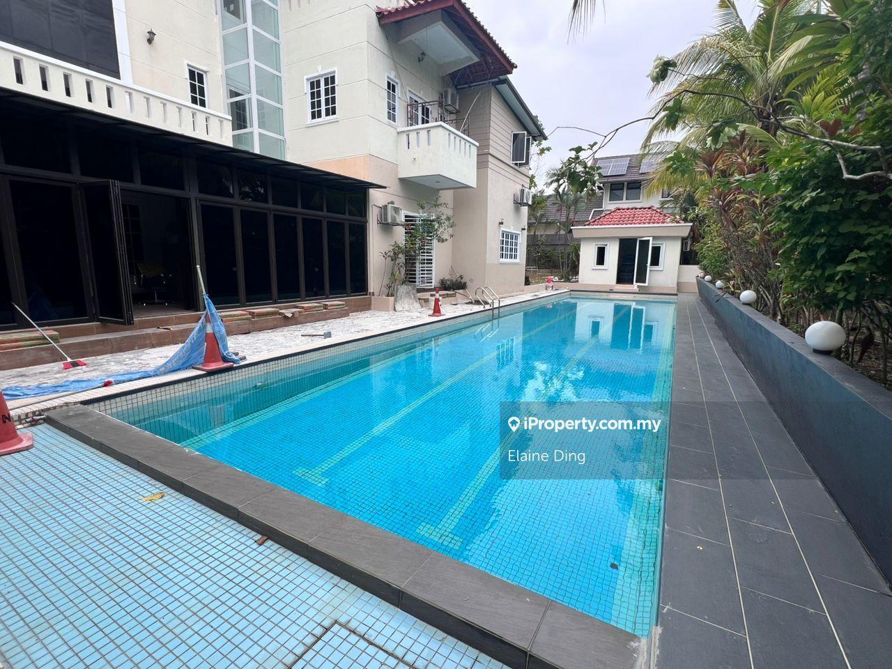 2.5 Storey Bungalow with swimming pool and lift