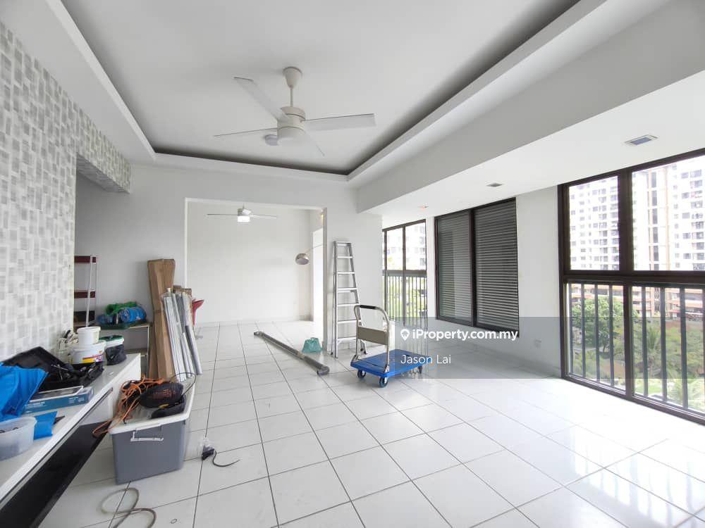 Armanee Condo corner for Sale!