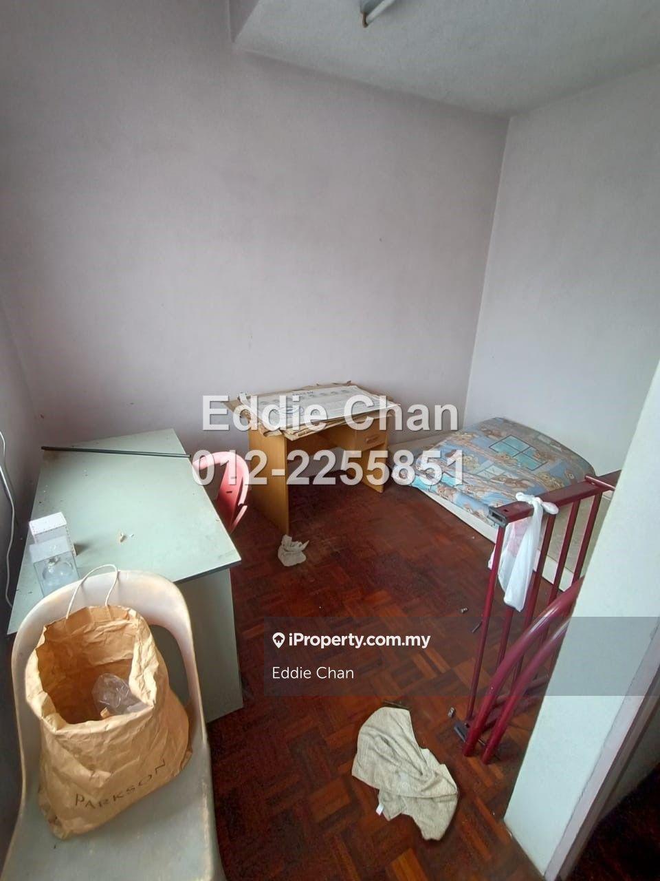 Walking distance to LRT, Matured Township, Freehold, Good Condition