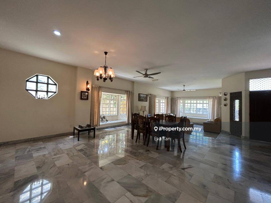 Beautiful 2-storey bungalow in Taman Kolam Air