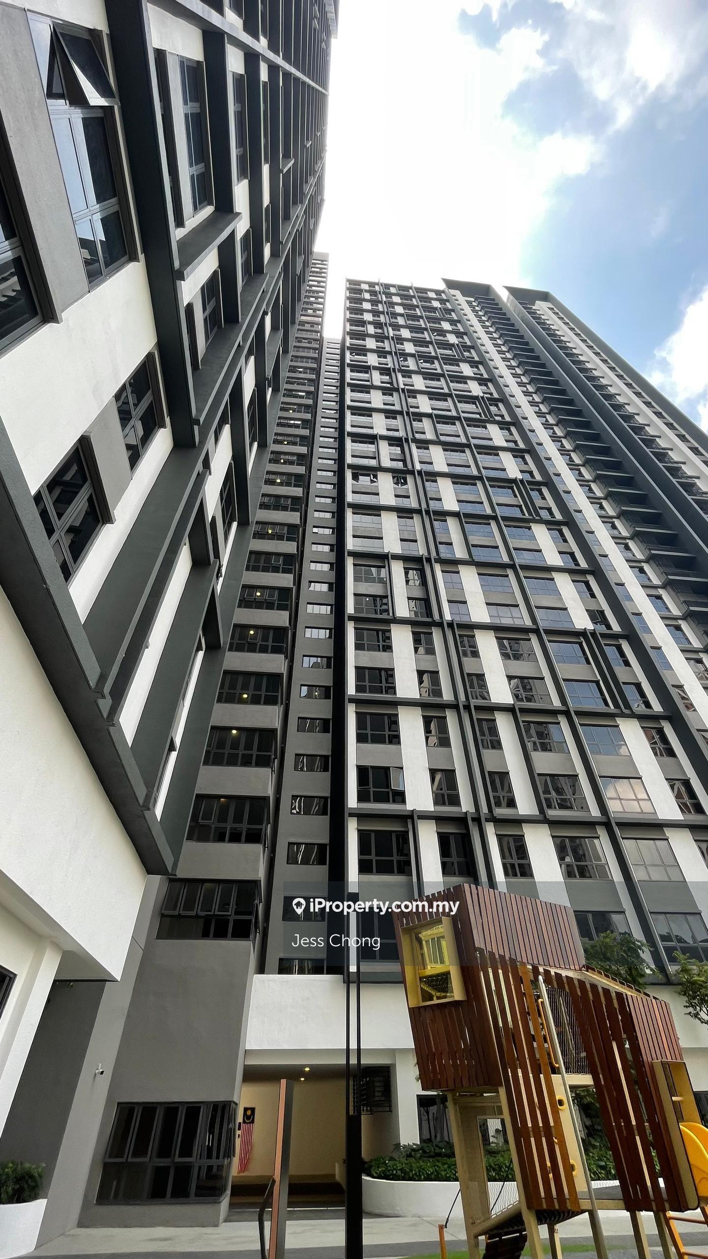 900sf Brand new unit in D'Quince for Sales