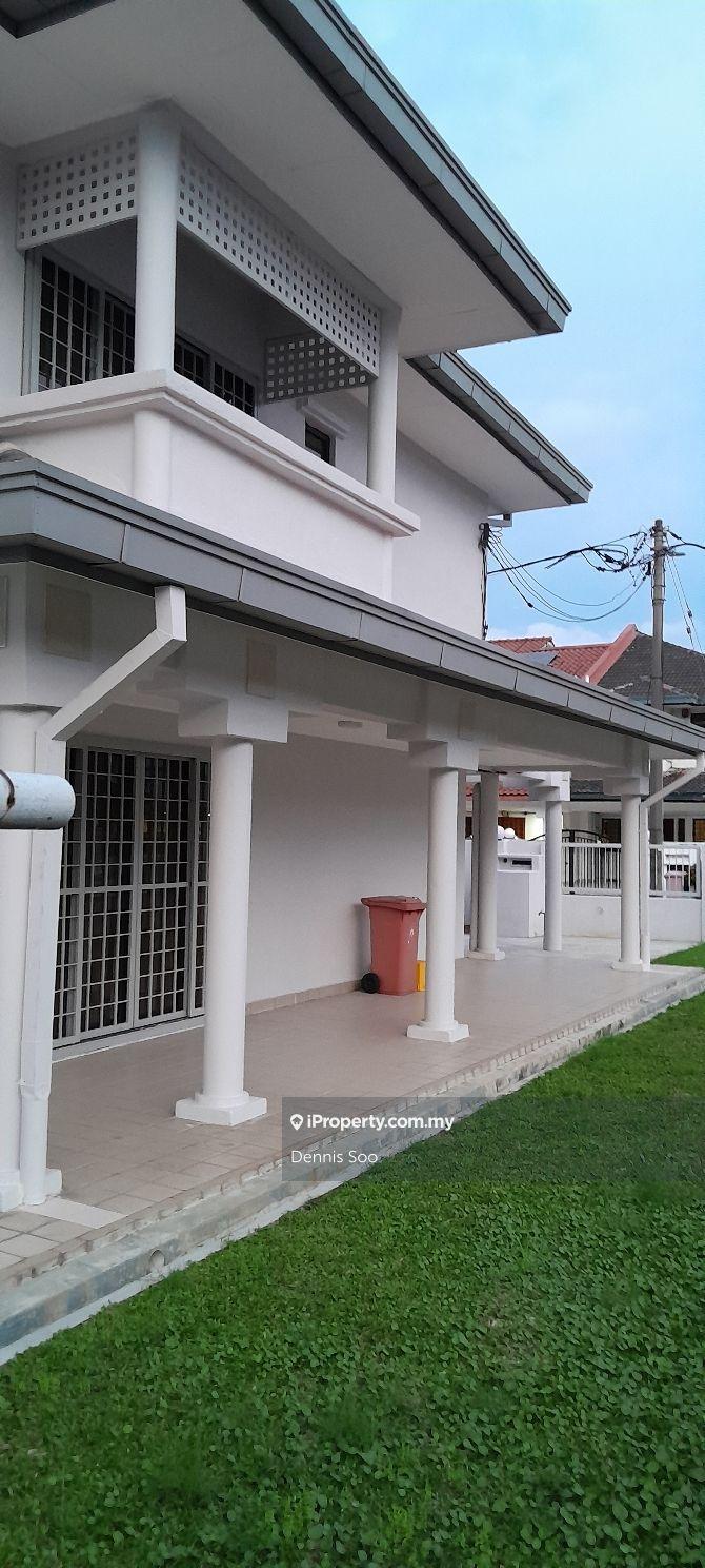 Corner unit with 20 feet of spacious side land garden !