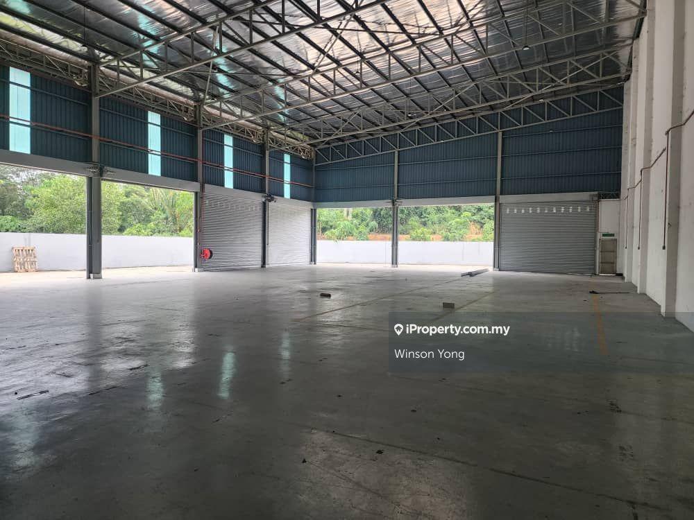 Nilai Semi-D Warehouse / Showroom