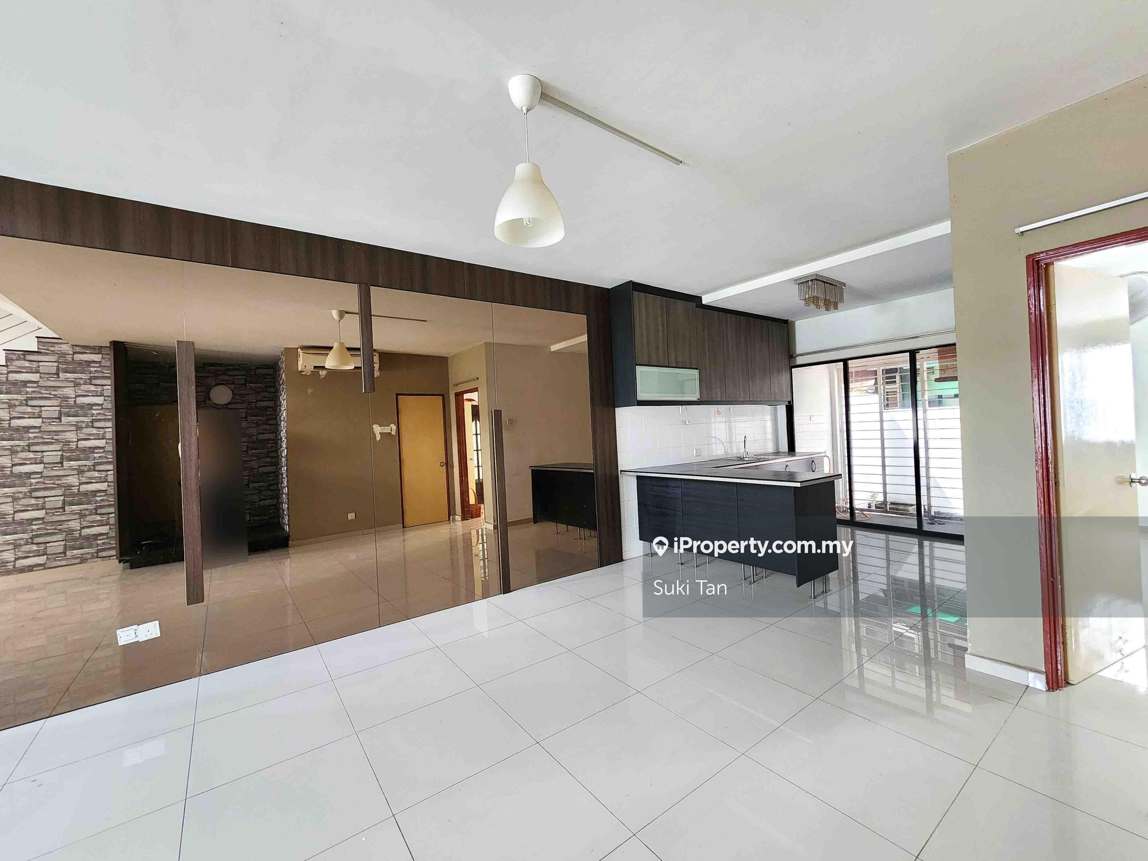3 Strorey Spacious Link House - Tip Top Condition - 5 Big Bedrooms