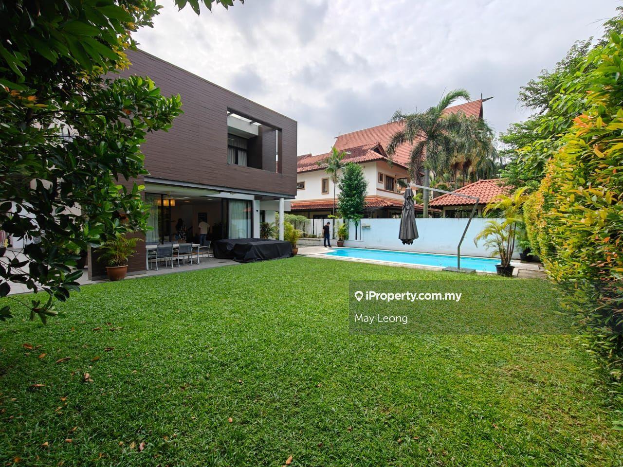 Bungalow on guarded street. With pool.