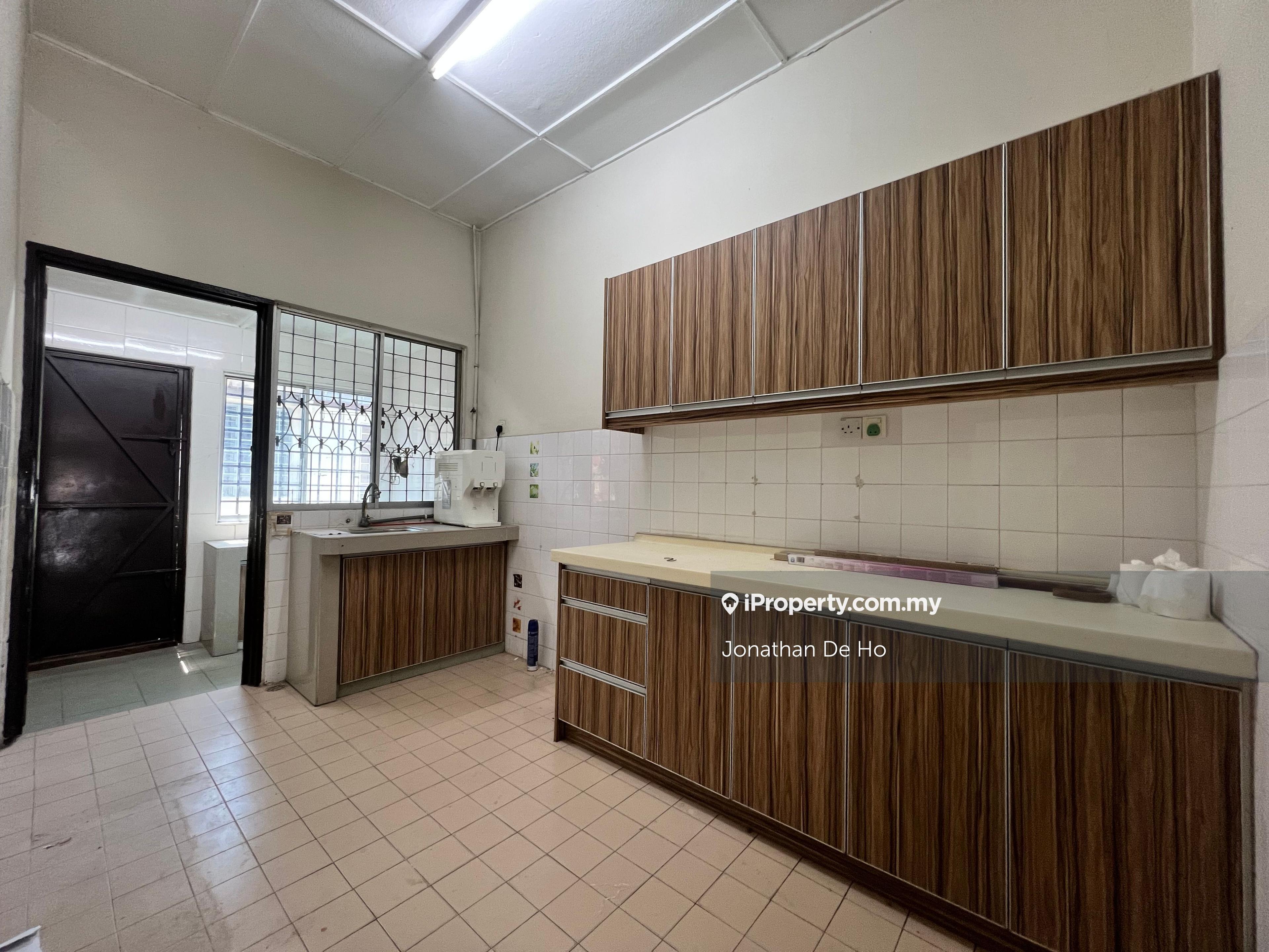 Well maintain Renovated Single Storey High Ceiling near school & lrt