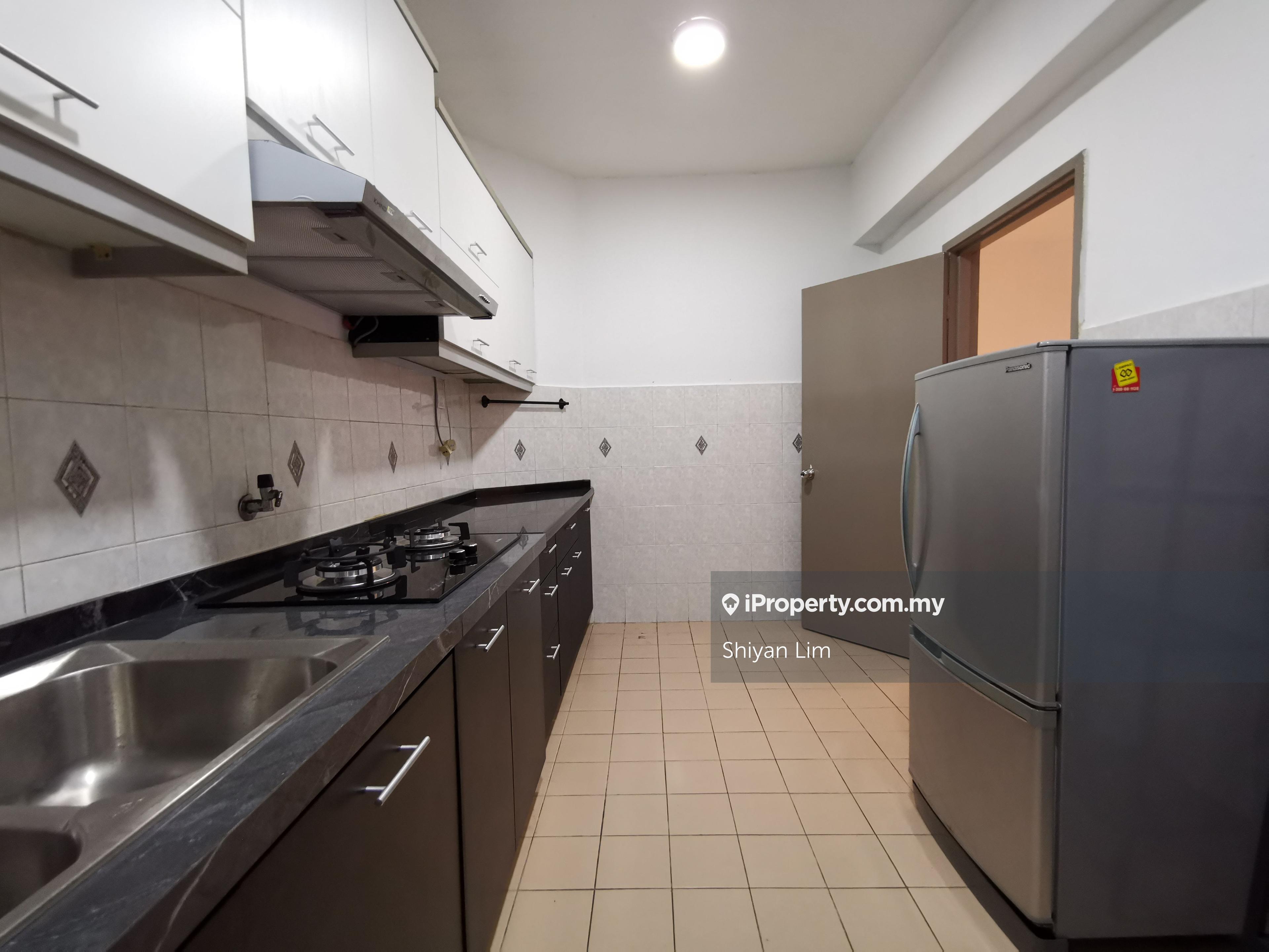 Soundproof windows. Renovated unit