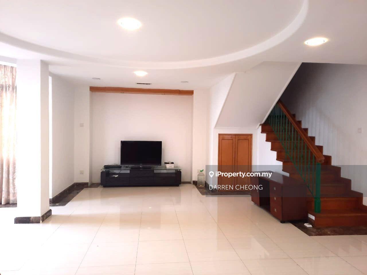 Penthouse, wifi and parking included. Near to lrt / brt Usj 7