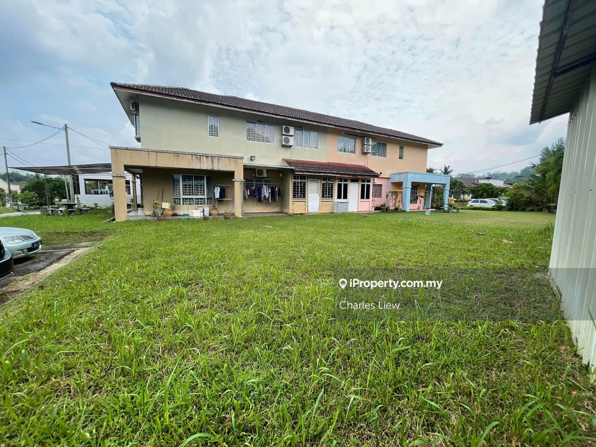 Nice double storey semi-D corner lot in S2 green street home for sale