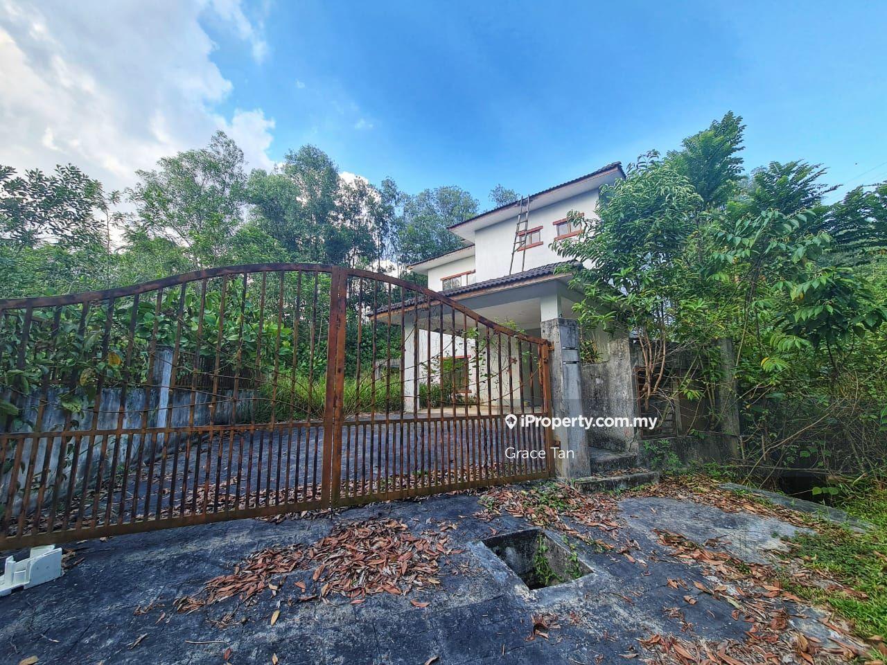 A Land for Sale in Taman Equine with An Abandoned Bungalow 