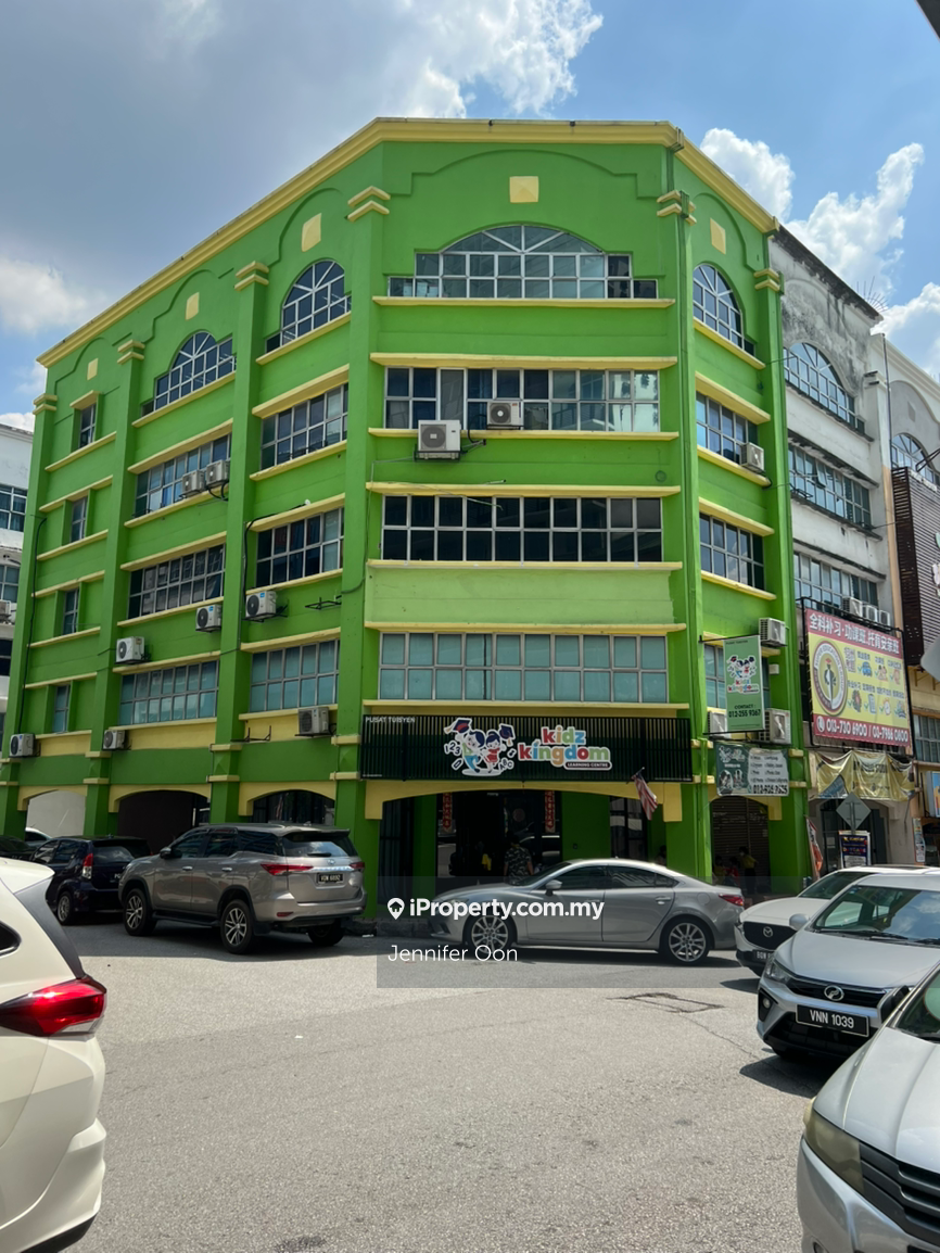 Corner 5storey with lift & tenanted with 4% ROI! 