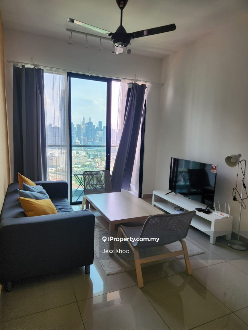Nice TRX view, spacious 3bedrooms unit for sell. Fully furnished.